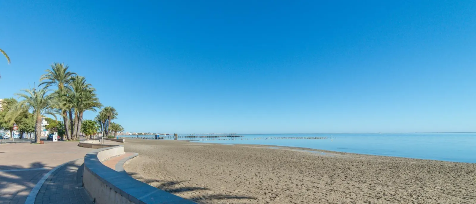 La playa de Santiago de la Ribera: la arena, el agua quieta y la línea del horizonte