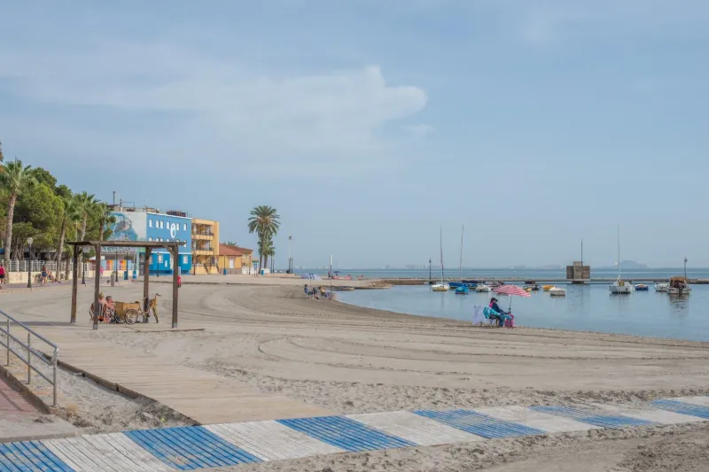 La playa de Los Alcázares con las barcas varadas y el pueblo al fondo